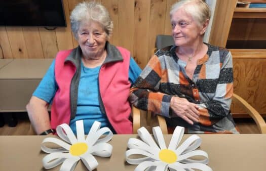 SeniorCentrum Chotěboř: Tvoření květin na kreativní dílně